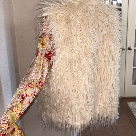 Anthropologie Hei Hei ivory faux fur plush fuzzy vest Size M - Picture 10 of 17